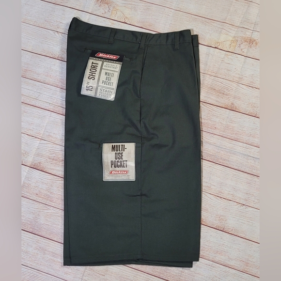 Dickies▪︎Dark Green 15" Shorts w/Multi-use Pocket▪︎ Size 38 *NEW* - Picture 2 of 16